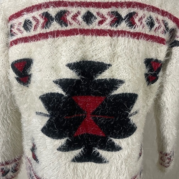 Everleigh Aztec Fuzzy High Low Hem Sweater Size Large - Picture 4 of 6